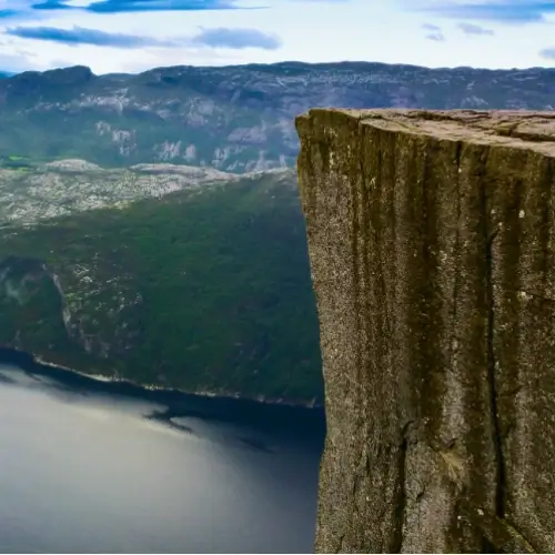 Прекестулен: уникальная скала-кафедра над Люсе-фьордом в Норвегии