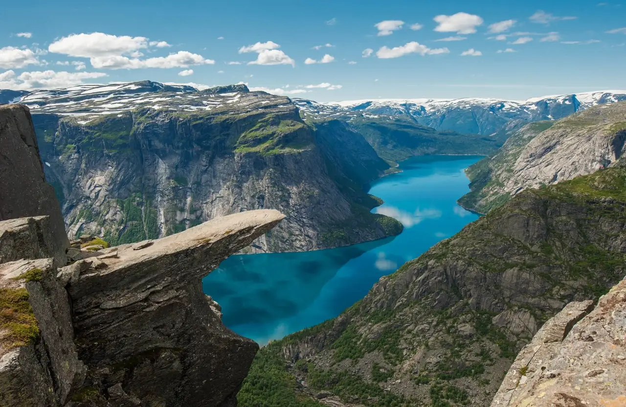 Язык тролля (Trolltunga) — невероятный выступ над пропастью в Норвегии